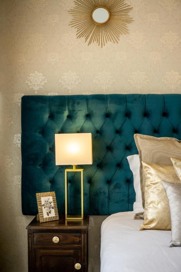 Gaze Out At The City In A Retro-Chic Getaway Lissabon Buitenkant foto