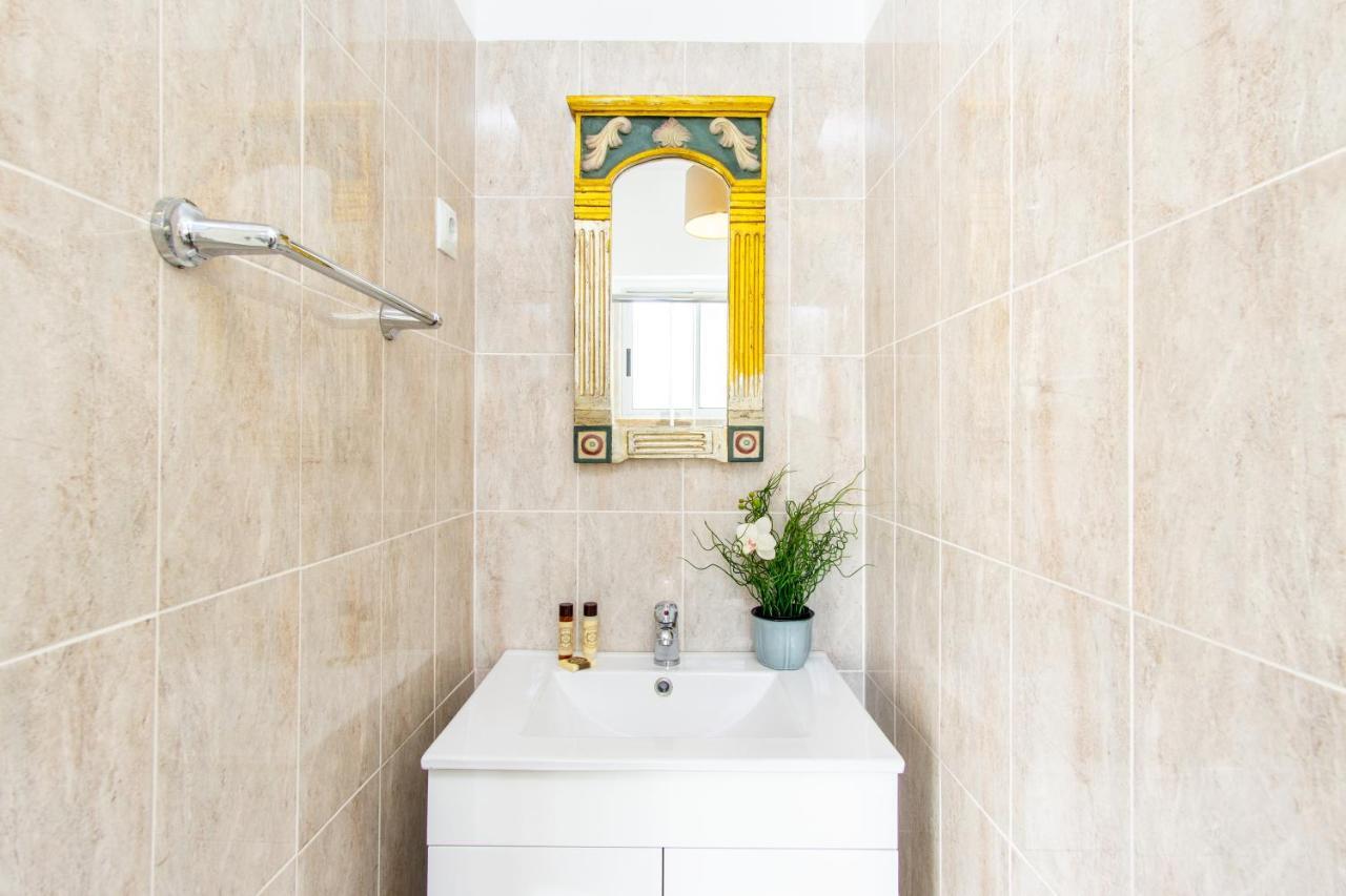 Gaze Out At The City In A Retro-Chic Getaway Lissabon Buitenkant foto